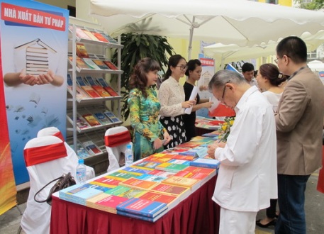 Khuyến khích và phát triển phong trào đọc sách trong đội ngũ cán bộ tư pháp